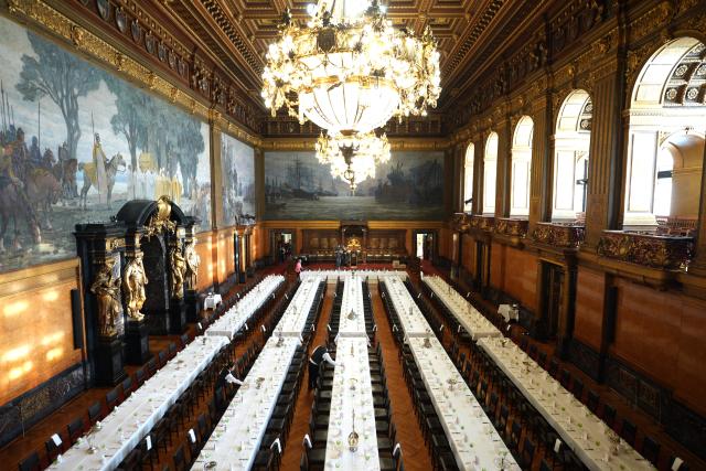05 March 2026, Hamburg: Service staff place the menu cards on the tables during the final preparations for the Hamburg Senate's traditional Matthiae meal at the town hall. The Hamburg Matthiae banquet is considered to be the oldest banquet still celebrated in the world. The guests of honor at this year's Matthiae-Mahl will be former German Chancellor Merkel and EU Council President Antonio Costa. Photo: Marcus Brandt/dpa