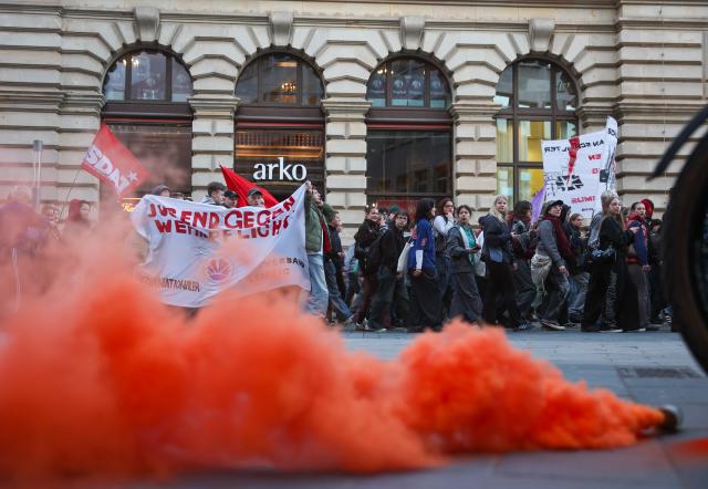 05 March 2026, Saxony, Leipzig: Students light flares during a  demonstration against compulsory military service in Leipzig. Photo: Jan Woitas/dpa