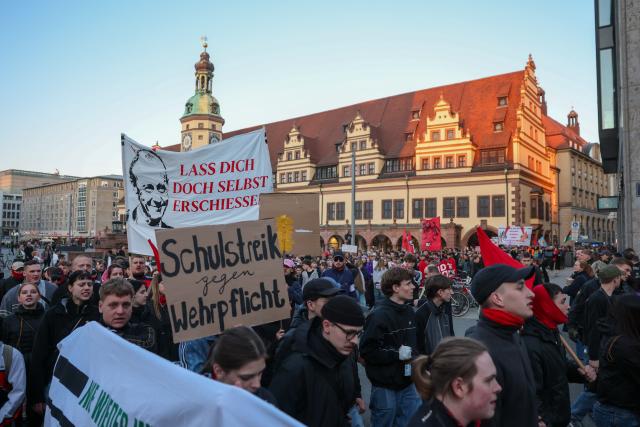 05 March 2026, Saxony, Leipzig: Students hold signs during a  demonstration against compulsory military service in Leipzig. Photo: Jan Woitas/dpa