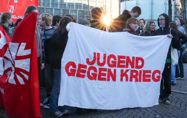 05 March 2026, Saxony, Leipzig: Students hold signs during a  demonstration against compulsory military service in Leipzig. Photo: Jan Woitas/dpa