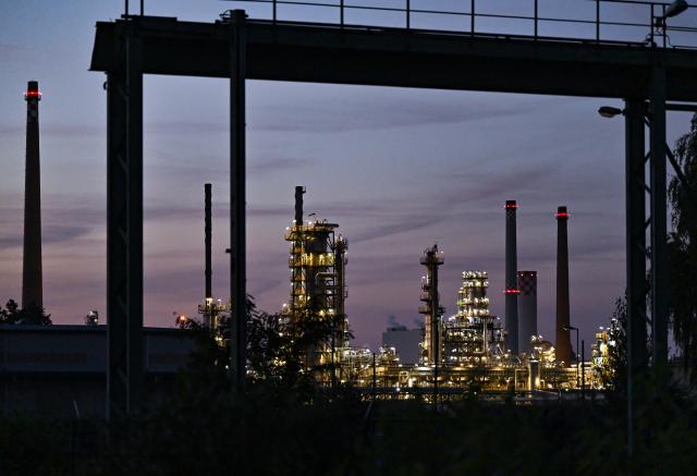 FILED - 07 September 2023, Brandenburg, Schwedt/Oder: A view of the crude oil processing facilities on the site of PCK-Raffinerie GmbH in the evening. Photo: Patrick Pleul/dpa