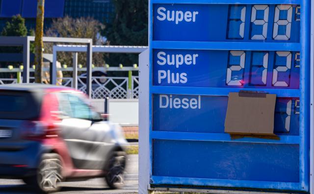 06 March 2026, Brandenburg, Frankfurt (Oder): A cardboard sign hides the diesel price of 2.21 euros on the display board of a filling station. Rising energy prices due to the war in Iran are causing a rush to fill up and long queues in the Polish border region Photo: Patrick Pleul/dpa