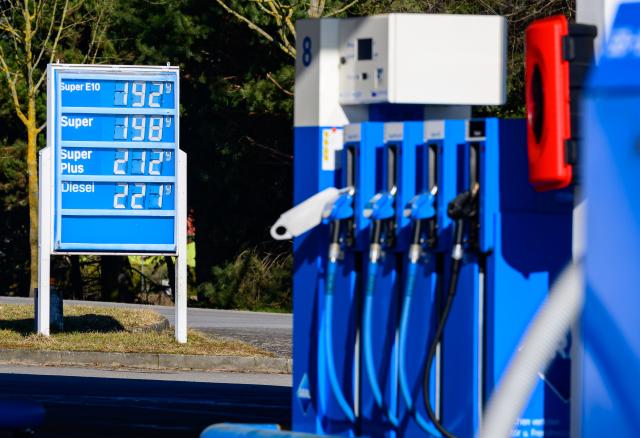 06 March 2026, Brandenburg, Frankfurt (Oder): Advertisement with high fuel prices at an empty petrol station in Frankfurt (Oder). Due to rising energy prices caused by the war in Iran, there are long queues at petrol stations in the Polish border region. Photo: Patrick Pleul/dpa