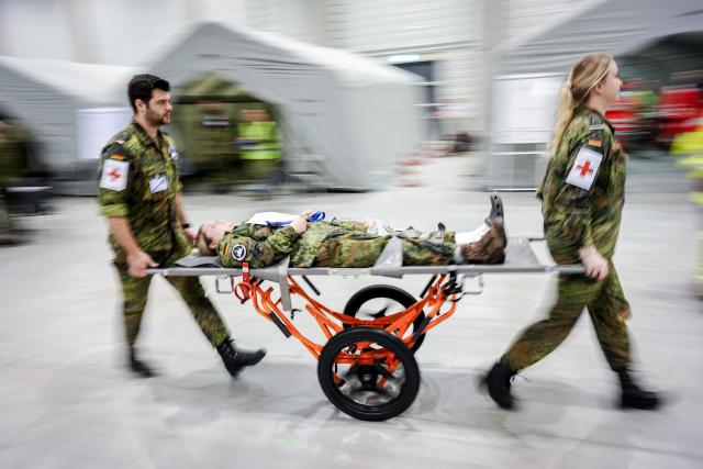 06 March 2026, Berlin: Bundeswehr soldiers take part in the "Medic Quadriga" exercise for the rescue, care and evacuation of a large number of wounded soldiers. Medical forces test the care of a large number of wounded soldiers in Germany by civilian partners. A hub for national patient management and subsequent patient transport is being set up at the ExpoCenterAirport at Berlin Brandenburg Airport (BER). Photo: Kay Nietfeld/dpa