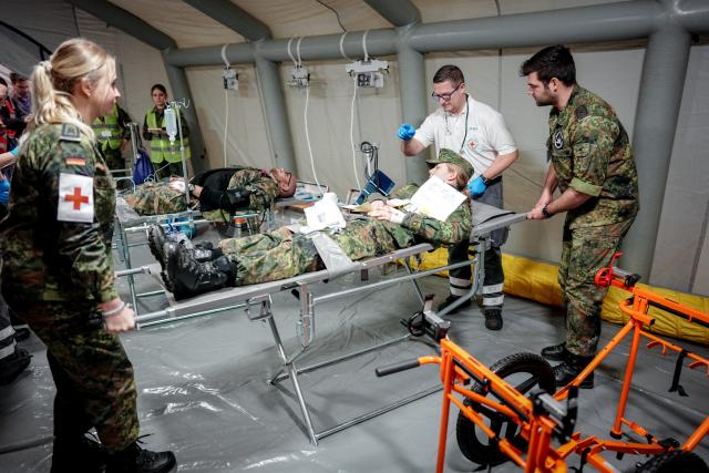 06 March 2026, Berlin: Bundeswehr soldiers take part in the "Medic Quadriga" exercise for the rescue, care and evacuation of a large number of wounded soldiers. Medical forces test the care of a large number of wounded soldiers in Germany by civilian partners. A hub for national patient management and subsequent patient transport is being set up at the ExpoCenterAirport at Berlin Brandenburg Airport (BER). Photo: Kay Nietfeld/dpa