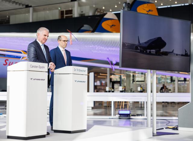 06 March 2026, Hesse, Frankfurt/Main: Carsten Spohr (l), Chairman of the Executive Board and CEO of Deutsche Lufthansa AG, and Till Streichert, Member of the Executive Board of Deutsche Lufthansa AG, stand in front of lecterns at the start of the press conference. Lufthansa publishes the figures for the 2025 financial statements at the press conference. Photo: Hannes P. Albert/dpa