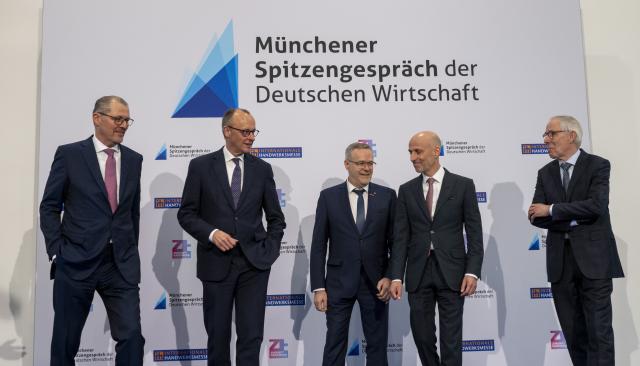 06 March 2026, Bavaria, Munich: Rainer Dulger (l-r), President of the Confederation of German Employers' Associations (BDA), Federal Chancellor Friedrich Merz, Joerg Dittrich, President of the German Confederation of Skilled Crafts, Peter Leibinger, President of the Federation of German Industries, and Peter Adrian, President of the German Chamber of Industry and Commerce, take part in the meeting of the presidents of the four leading German business associations. Photo: Peter Kneffel/dpa
