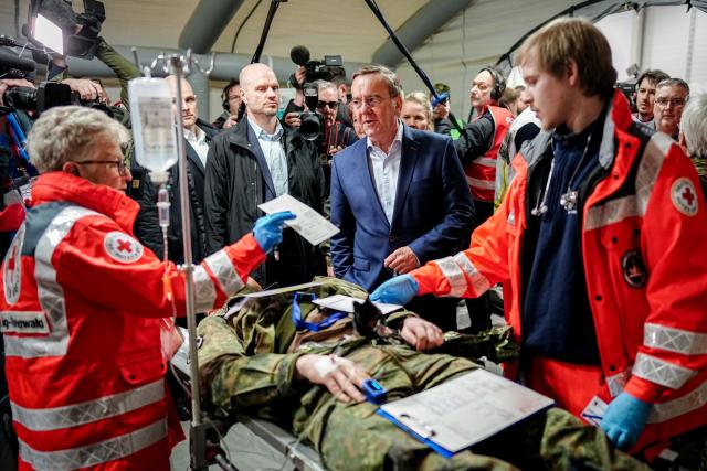 06 March 2026, Berlin: Boris Pistorius, German Minister of Defense, visits the "Medic Quadriga" exercise for the rescue, care and evacuation of a large number of wounded soldiers. Medical forces test the care of a large number of wounded soldiers in Germany by civilian partners. A hub for national patient management and subsequent patient transport is being set up at the ExpoCenterAirport at Berlin Brandenburg Airport (BER). Photo: Kay Nietfeld/dpa