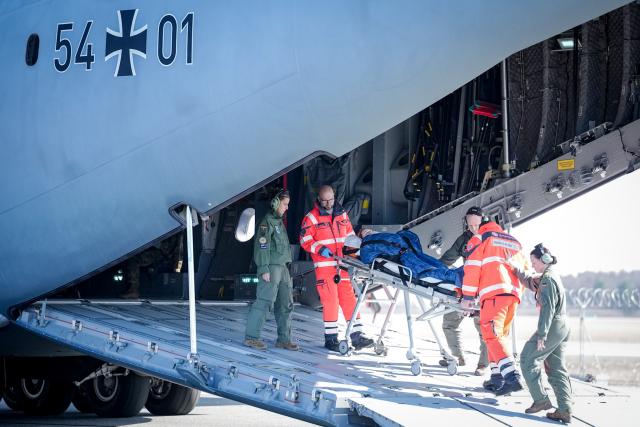 06 March 2026, Berlin: Bundeswehr soldiers and civil defense personnel take part in the "Medic Quadriga" exercise for the rescue, care and evacuation of a large number of wounded soldiers with a transport from the Airbus A400M of the German Air Force. Medical forces test the care of a large number of wounded soldiers in Germany by civilian partners. A hub for national patient management and subsequent patient transport is being set up at the ExpoCenterAirport at Berlin Brandenburg Airport (BER). Photo: Kay Nietfeld/dpa