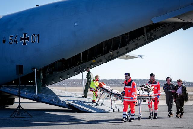 06 March 2026, Berlin: Bundeswehr soldiers and civil defense personnel take part in the "Medic Quadriga" exercise for the rescue, care and evacuation of a large number of wounded soldiers with a transport from the Airbus A400M of the German Air Force. Medical forces test the care of a large number of wounded soldiers in Germany by civilian partners. A hub for national patient management and subsequent patient transport is being set up at the ExpoCenterAirport at Berlin Brandenburg Airport (BER). Photo: Kay Nietfeld/dpa