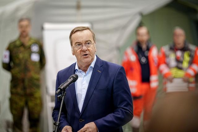 06 March 2026, Berlin: Boris Pistorius, German Minister of Defense, gives a press statement on the sidelines of the "Medic Quadriga" exercise for the rescue, care and evacuation of a large number of wounded soldiers. Medical forces test the care of a large number of wounded soldiers in Germany by civilian partners. A hub for national patient management and subsequent patient transport is being set up at the ExpoCenterAirport at Berlin Brandenburg Airport (BER). Photo: Kay Nietfeld/dpa