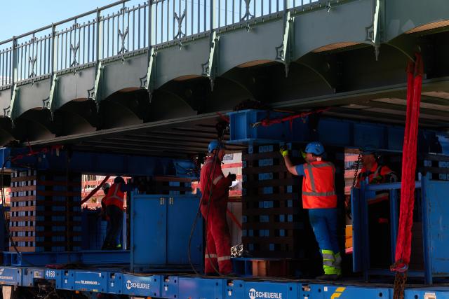 06 March 2026, Hamburg: A bridge section is lifted hydraulically at the construction site of the new Sternschanze railroad overpass. The new bridge was prefabricated in several parts. It is transported to the installation site using special heavy-duty transporters (SPMT) and lifted into its final position - two bridge sections from the north, one from the south. Photo: Marcus Golejewski/dpa