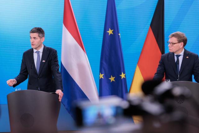 06 March 2026, Berlin: Johann Wadephul (R), German Foreign Minister, and Tom Berendsen, Dutch Foreign Minister, give a press conference after a joint meeting. Photo: Carsten Koall/dpa