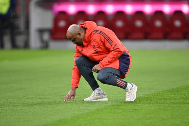 06 March 2026, Bavaria, Munich: Bayern Munich coach Vincent Kompany inspects the pitch before the German Bundesliga soccer match between Bayern Munich and Borussia Moenchengladbach at the Allianz Arena. Photo: Harry Langer/dpa - IMPORTANT NOTICE: DFL and DFB regulations prohibit any use of photographs as image sequences and/or quasi-video.
