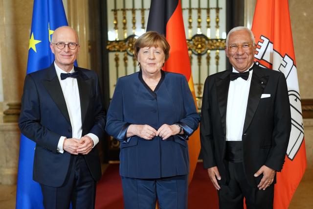 06 March 2026, Hamburg: First Mayor and President of the Senate of the Free and Hanseatic City of Hamburg Peter Tschentscher (L) welcomes former Chancellor Angela Merkel (C) and President of the European Council Antonio Costa to the Spiegel in City Hall for the traditional Matthiae-Mahl banquet hosted by the Hamburg Senate. Photo: Marcus Brandt/dpa