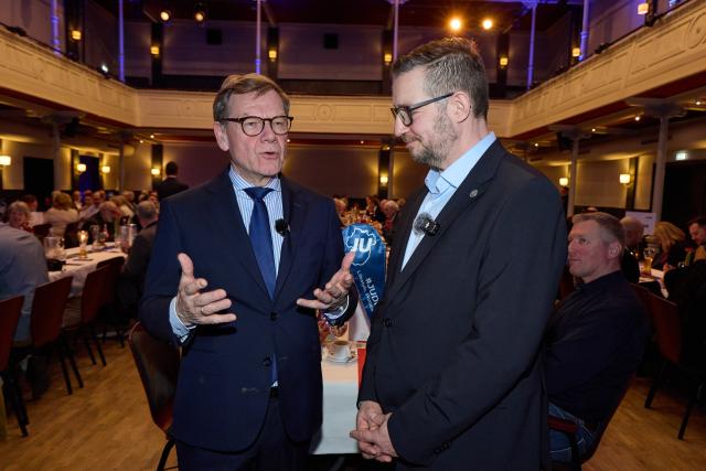 06 March 2026, Schleswig-Holstein, Heide: German Foreign Minister Johann Wadephul (L) and mayoral candidate Marc Trester attend the traditional Dithmarscher Mehlbeutelessen (meal) organized by the Junge Union and the Christian Democratic Union of Germany (CDU) Dithmarschen at the municipal theater. Photo: Georg Wendt/dpa