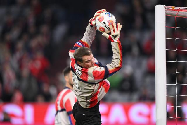 06 March 2026, Bavaria, Munich: Bayern Munich goalkeeper Manuel Neuer warms up prior to the start of the German Bundesliga soccer match between Bayern Munich and Borussia Moenchengladbach at the Allianz Arena. Photo: Harry Langer/dpa - IMPORTANT NOTICE: DFL and DFB regulations prohibit any use of photographs as image sequences and/or quasi-video.