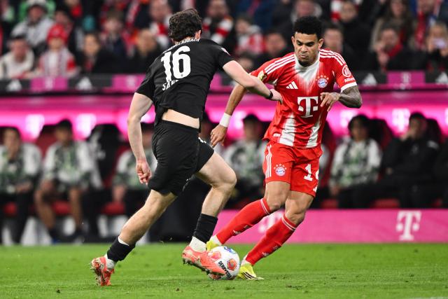 06 March 2026, Bavaria, Munich: Bayern Munich's Luis Diaz (R) and Borussia Moenchengladbach's Philipp Sander battle for the ball during the German Bundesliga soccer match between Bayern Munich and Borussia Moenchengladbach at the Allianz Arena. Photo: Harry Langer/dpa - IMPORTANT NOTICE: DFL and DFB regulations prohibit any use of photographs as image sequences and/or quasi-video.