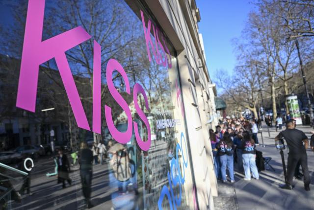 06 March 2026, Berlin: Words from the title of Harry Styles' new album "Kiss All the Time. Disco, Occasionally" can be seen in the window of the pop-up store that opened on Kurfuerstendamm to mark the album's release. Photo: Jens Kalaene/dpa