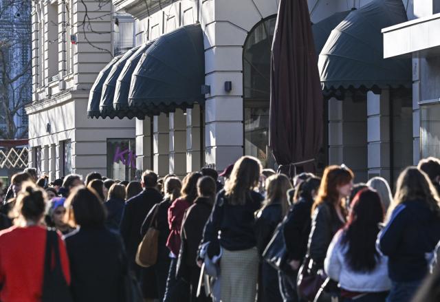 06 March 2026, Berlin: Fans stand in front of a pop-up store that opened on Kurfuerstendamm to mark the release of Harry Styles' new album "Kiss All the Time. Disco, Occasionally". Photo: Jens Kalaene/dpa