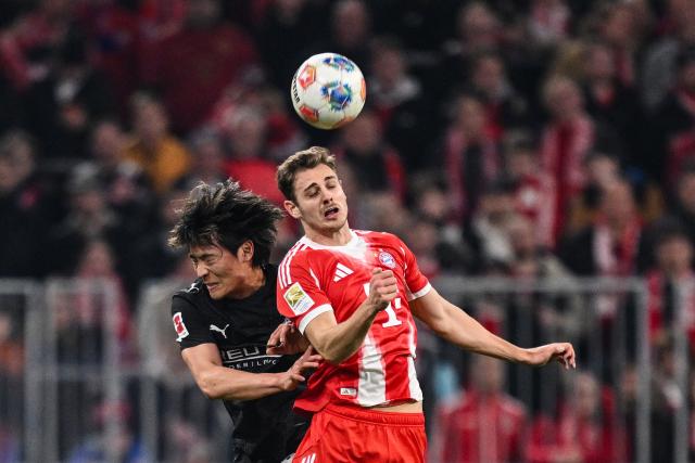 06 March 2026, Bavaria, Munich: Bayern Munich's Josip Stanisic (R) and Borussia Moenchengladbach's Shuto Machino battle for the ball during the German Bundesliga soccer match between Bayern Munich and Borussia Moenchengladbach at the Allianz Arena. Photo: Harry Langer/dpa - IMPORTANT NOTICE: DFL and DFB regulations prohibit any use of photographs as image sequences and/or quasi-video.
