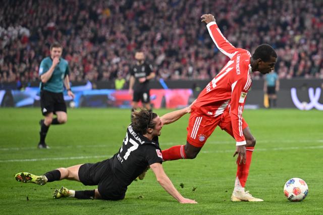 06 March 2026, Bavaria, Munich: Bayern Munich's Nicolas Jackson (R) and Borussia Moenchengladbach's Rocco Reitz battle for the ball during the German Bundesliga soccer match between Bayern Munich and Borussia Moenchengladbach at the Allianz Arena. Photo: Harry Langer/dpa - IMPORTANT NOTICE: DFL and DFB regulations prohibit any use of photographs as image sequences and/or quasi-video.