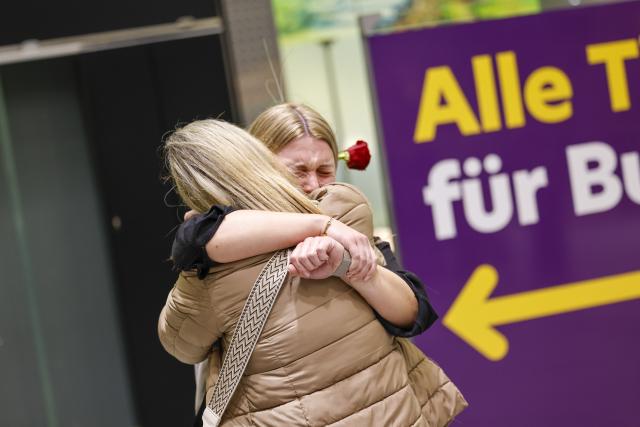 07 March 2026, North Rhine-Westphalia, Cologne: A mother hugs her daughter Lisa, who has landed at Cologne Bonn Airport on a Eurowings flight from Riyadh. Photo: Thomas Banneyer/dpa