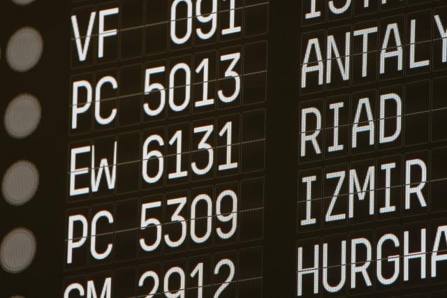 07 March 2026, North Rhine-Westphalia, Cologne: A display at Cologne Bonn Airport shows the arrival of the Eurowings evacuation plane. Photo: Thomas Banneyer/dpa