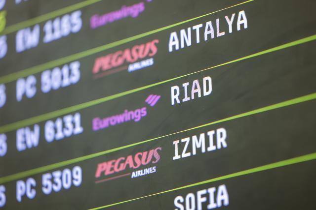 07 March 2026, North Rhine-Westphalia, Cologne: A display at Cologne Bonn Airport shows the arrival of the Eurowings evacuation plane. Photo: Thomas Banneyer/dpa
