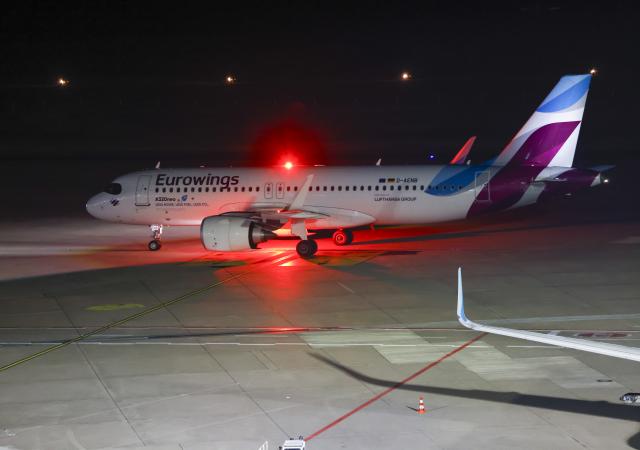 07 March 2026, North Rhine-Westphalia, Cologne: A Eurowings passenger plane taxis out after landing at Cologne/Bonn Airport. On board are evacuated travelers from the Middle East. Photo: Thomas Banneyer/dpa