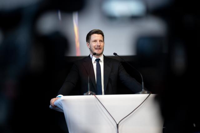 07 March 2026, North Rhine-Westphalia, Marl: Martin Vincentz, state spokesperson for the AfD NRW, stands on the podium and speaks to the delegates. The AfD NRW elects a new state executive at a party conference. Photo: Fabian Strauch/dpa