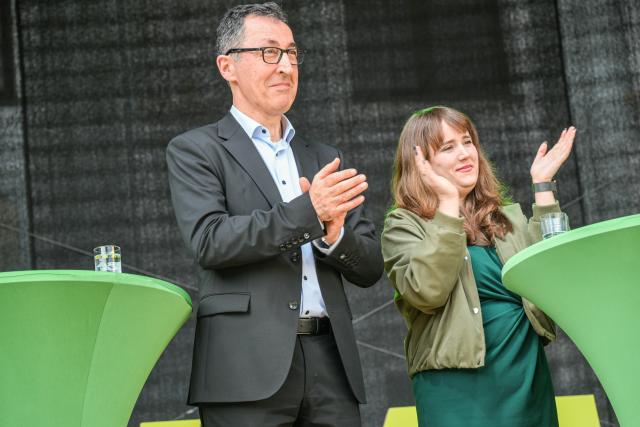 07 March 2026, Baden-Wuerttemberg, Schwaebisch Gmünd: Cem Ozdemir, top candidate of Alliance 90/The Greens for the 2026 state election in Baden-Württemberg, and Ricarda Lang, former federal chairwoman of the party, stand applauding on Johannisplatz during an election campaign event. A new state parliament will be elected in Baden-Württemberg on March 8. Photo: Jason Tschepljakow/dpa