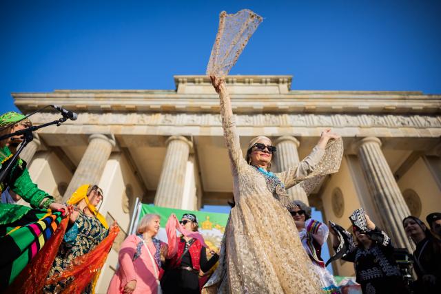 07 March 2026, Berlin: People take part in a protest celebrating the killing of Iran's Supreme Leader Ali Khamenei, at the Brandenburg Gate in Berlin. Photo: Christoph Soeder/dpa
