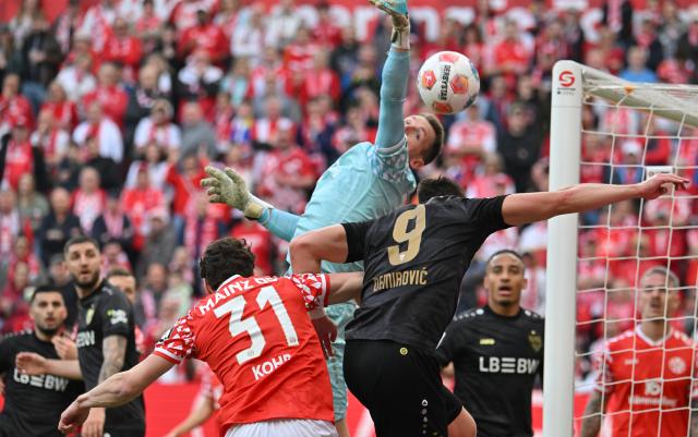 07 March 2026, Rhineland-Palatinate, Mainz: Stuttgart's Ermedin Demirovic (R) in action against Mainz' Dominik Kohr and goalkeeper Daniel Batz during the German Bundesliga soccer match between FSV Mainz 05 and VfB Stuttgart at the Mewa Arena. Photo: Torsten Silz/dpa - IMPORTANT NOTICE: DFL and DFB regulations prohibit any use of photographs as image sequences and/or quasi-video.