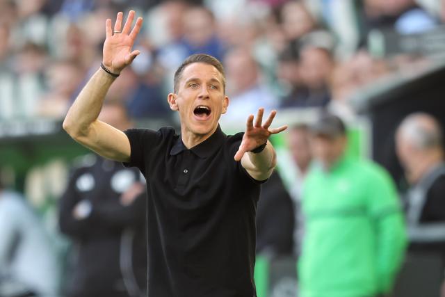 07 March 2026, Lower Saxony, Wolfsburg: Wolfsburg coach Daniel Bauer gestures on the sidelines during the German Bundesliga soccer match between VfL Wolfsburg and Hamburger SV at the Volkswagen Arena. Photo: Andreas Gora/dpa - IMPORTANT NOTICE: DFL and DFB regulations prohibit any use of photographs as image sequences and/or quasi-video.