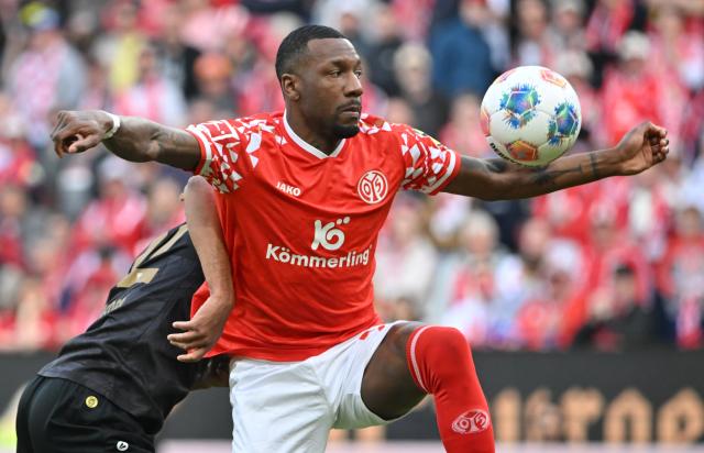 07 March 2026, Rhineland-Palatinate, Mainz: Mainz' Sheraldo Becker and Stuttgart's Lorenz Assignon battle for the ball during the German Bundesliga soccer match between FSV Mainz 05 and VfB Stuttgart at the Mewa Arena. Photo: Torsten Silz/dpa - IMPORTANT NOTICE: DFL and DFB regulations prohibit any use of photographs as image sequences and/or quasi-video.