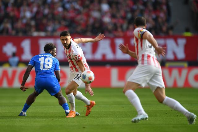 07 March 2026, Freiburg Im Breisgau: Bayer Leverkusen's Ernest Poku and Freiburg's Vincenzo Grifo battle for the ball during the German Bundesliga soccer match between SC Freiburg and Bayer Leverkusen at the Europa-Park Stadium. Photo: Achim Keller/dpa - IMPORTANT NOTICE: DFL and DFB regulations prohibit any use of photographs as image sequences and/or quasi-video.