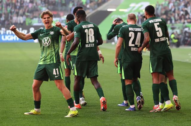 07 March 2026, Lower Saxony, Wolfsburg: Wolfsburg's Christian Eriksen (3rd R) celebrates scoring his side's first goal with teammates during the German Bundesliga soccer match between VfL Wolfsburg and Hamburger SV at the Volkswagen Arena. Photo: Andreas Gora/dpa - IMPORTANT NOTICE: DFL and DFB regulations prohibit any use of photographs as image sequences and/or quasi-video.