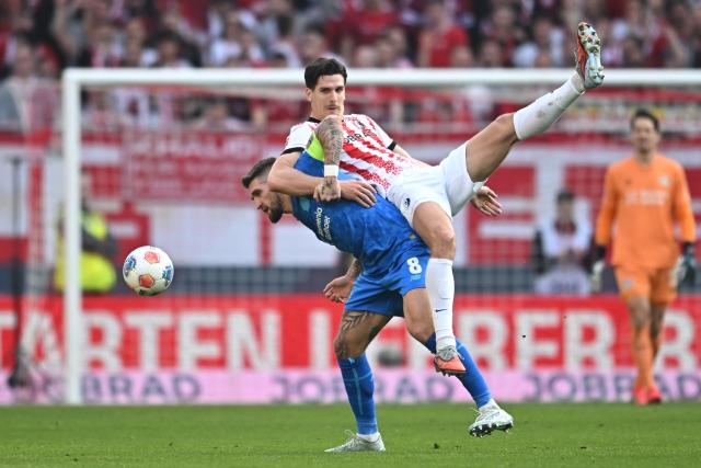 07 March 2026, Freiburg Im Breisgau: Bayer Leverkusen's Robert Andrich and Freiburg's Igor Matanovic battle for the ball during the German Bundesliga soccer match between SC Freiburg and Bayer Leverkusen at the Europa-Park Stadium. Photo: Achim Keller/dpa - IMPORTANT NOTICE: DFL and DFB regulations prohibit any use of photographs as image sequences and/or quasi-video.