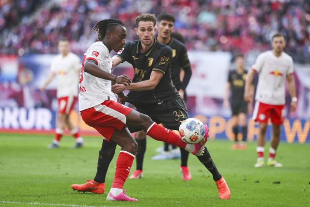 07 March 2026, Saxony, Leipzig: Leipzig's Yan Diomande and Augsburg's Arthur Chaves battle for the ball during the German Bundesliga soccer match between RB Leipzig and FC Augsburg at the Red Bull Arena. Photo: Jan Woitas/dpa - IMPORTANT NOTICE: DFL and DFB regulations prohibit any use of photographs as image sequences and/or quasi-video.