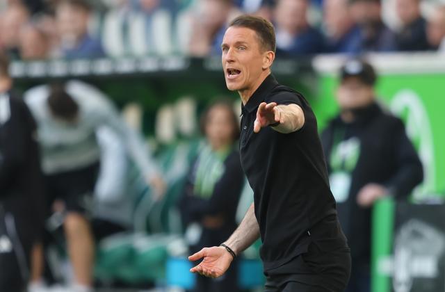 07 March 2026, Lower Saxony, Wolfsburg: Wolfsburg coach Daniel Bauer gestures on the sidelines during the German Bundesliga soccer match between VfL Wolfsburg and Hamburger SV at the Volkswagen Arena. Photo: Andreas Gora/dpa - IMPORTANT NOTICE: DFL and DFB regulations prohibit any use of photographs as image sequences and/or quasi-video.