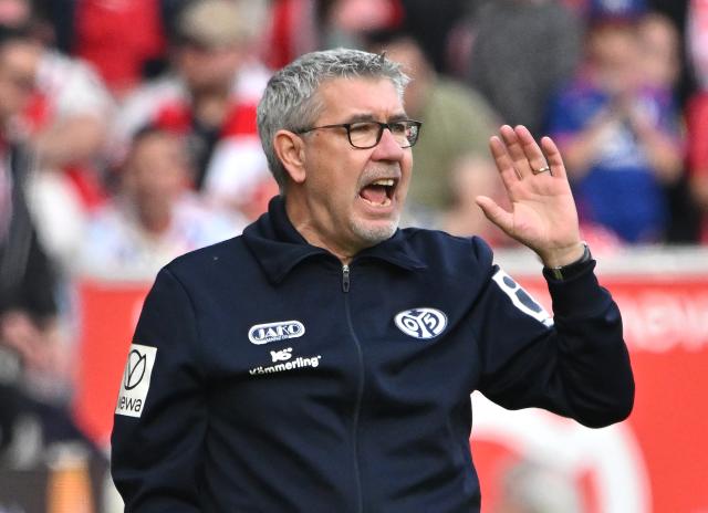 07 March 2026, Rhineland-Palatinate, Mainz: Mainz' coach Urs Fischer reacts during the German Bundesliga soccer match between FSV Mainz 05 and VfB Stuttgart at the Mewa Arena. Photo: Torsten Silz/dpa - IMPORTANT NOTICE: DFL and DFB regulations prohibit any use of photographs as image sequences and/or quasi-video.