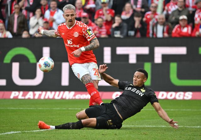07 March 2026, Rhineland-Palatinate, Mainz: Mainz' Phillip Tietz misses a chance to score against Stuttgart's Luca Jaquez during the German Bundesliga soccer match between FSV Mainz 05 and VfB Stuttgart at the Mewa Arena. Photo: Torsten Silz/dpa - IMPORTANT NOTICE: DFL and DFB regulations prohibit any use of photographs as image sequences and/or quasi-video.