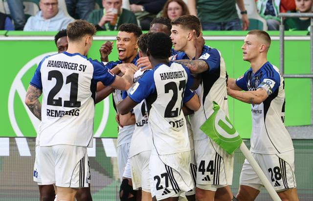 07 March 2026, Lower Saxony, Wolfsburg: Hamburger SV players celebrate their side's second goal during the German Bundesliga
 soccer match between VfL Wolfsburg and Hamburger SV at the Volkswagen Arena. Photo: Andreas Gora/dpa - IMPORTANT NOTICE: DFL and DFB regulations prohibit any use of photographs as image sequences and/or quasi-video.