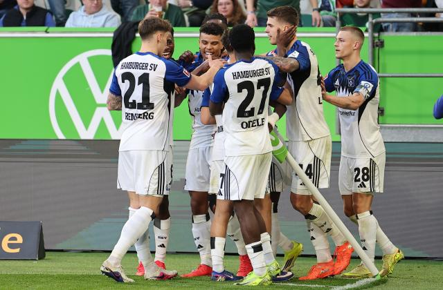 07 March 2026, Lower Saxony, Wolfsburg: Hamburger SV players celebrate their side's second goal during the German Bundesliga soccer match between VfL Wolfsburg and Hamburger SV at the Volkswagen Arena. Photo: Andreas Gora/dpa - IMPORTANT NOTICE: DFL and DFB regulations prohibit any use of photographs as image sequences and/or quasi-video.