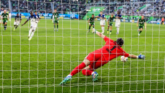07 March 2026, Lower Saxony, Wolfsburg: Hamburger's Jean-Luc Dompe scores a penalty during the German Bundesliga soccer match between VfL Wolfsburg and Hamburger SV at the Volkswagen Arena. Photo: Andreas Gora/dpa - IMPORTANT NOTICE: DFL and DFB regulations prohibit any use of photographs as image sequences and/or quasi-video.