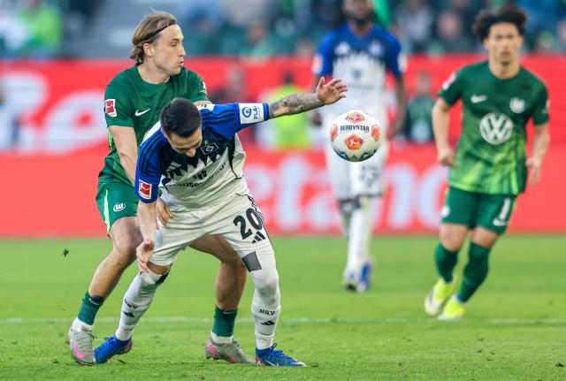 07 March 2026, Lower Saxony, Wolfsburg: Wolfsburg's Lovro Majer and Hamburger's Fabio Vieira battle for the ball during the German Bundesliga soccer match between VfL Wolfsburg and Hamburger SV at the Volkswagen Arena. Photo: Andreas Gora/dpa - IMPORTANT NOTICE: DFL and DFB regulations prohibit any use of photographs as image sequences and/or quasi-video.