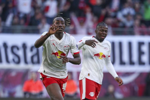 07 March 2026, Saxony, Leipzig: Leipzig's Yan Diomande (L) celebrates scoring his side's first goal during the German Bundesliga soccer match between RB Leipzig and FC Augsburg at the Red Bull Arena. Photo: Jan Woitas/dpa - IMPORTANT NOTICE: DFL and DFB regulations prohibit any use of photographs as image sequences and/or quasi-video.