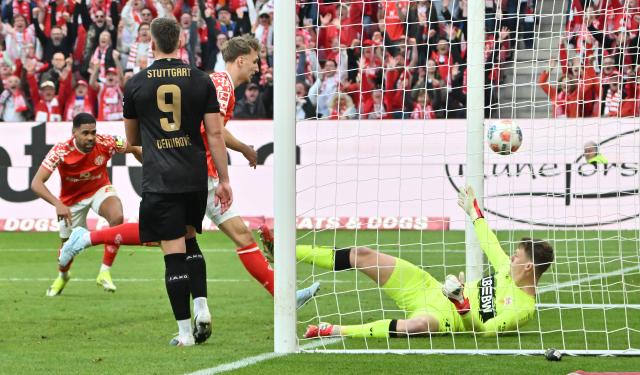 07 March 2026, Rhineland-Palatinate, Mainz: Stuttgart's goalkeeper Alexander Nuebel (R) concedes the Mainz' second goal during the German Bundesliga soccer match between FSV Mainz 05 and VfB Stuttgart at the Mewa Arena. Photo: Torsten Silz/dpa - IMPORTANT NOTICE: DFL and DFB regulations prohibit any use of photographs as image sequences and/or quasi-video.
