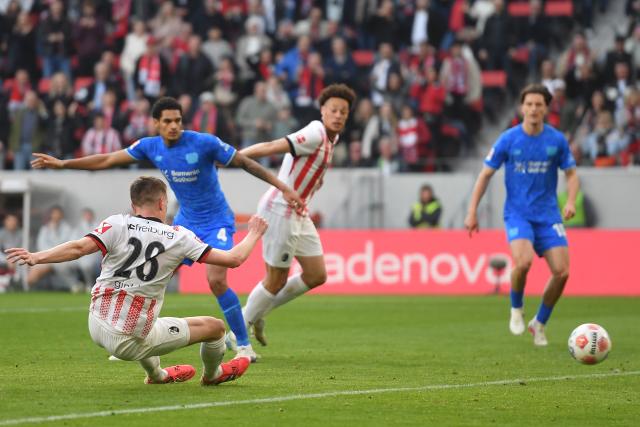 07 March 2026, Freiburg Im Breisgau: Freiburg's Matthias Ginter  shoots on goal during the German Bundesliga soccer match between SC Freiburg and Bayer Leverkusen at the Europa-Park Stadium. Photo: Achim Keller/dpa - IMPORTANT NOTICE: DFL and DFB regulations prohibit any use of photographs as image sequences and/or quasi-video.